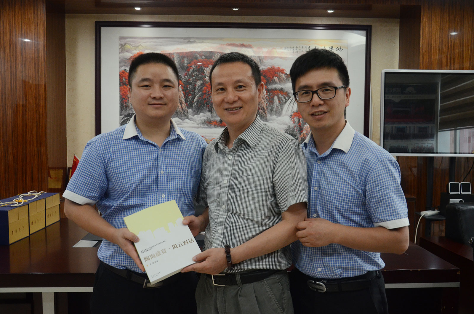 4佛山市陶瓷行業協會秘書長羅青(中間)與新濠品牌營銷總經理朱國亮(左一)、昊晟企業產品事業部策劃經理孫慶(右一)合影留念