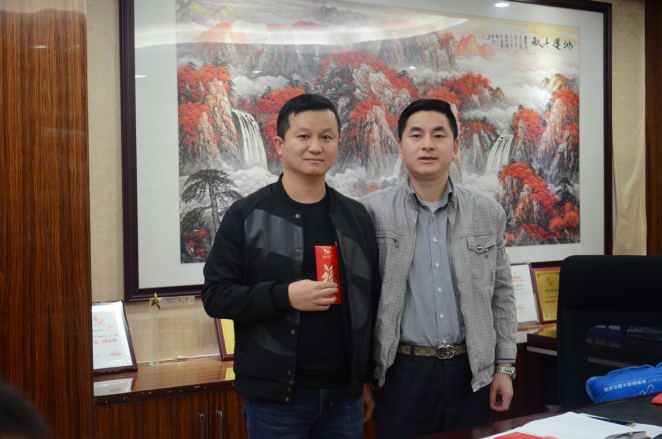 4用“從不言棄”一詞形容陳賀,是最好不過。遇到困難時,他第一時間是分析現狀,找解決問題的方法,再耐心地引導客戶去應對當前